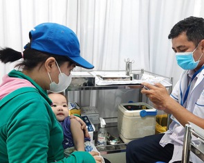 Thiếu vắc xin tiêm chủng mở rộng: Bộ Y tế nói vướng quy định mua sắm