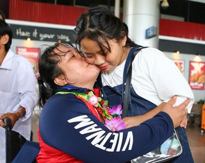 Gia đình hội ngộ, mẹ ôm chầm lấy con gái sau Para Games 12