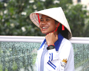 "VĐV khóc trong mưa" Bou Samnang dạo chơi Sài Gòn trong mưa