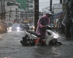 TP.HCM mưa to hai ngày liên tục, đường phố ngập khắp nơi