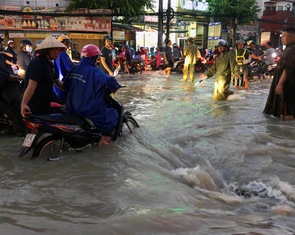Đường ngập như sông, xoáy nước 'khủng' giữa đường phố Biên Hòa