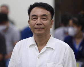 Cựu cục phó quản lý thị trường Trần Hùng hầu tòa vì nhận hối lộ 300 triệu đồng