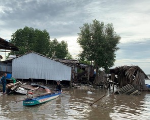 Sạt lở trên tuyến sông Cửa Lớn, bốn căn nhà sụp xuống sông