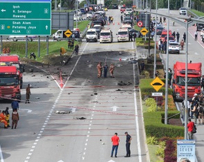 Máy bay lao xuống cao tốc Malaysia, 10 người tử nạn