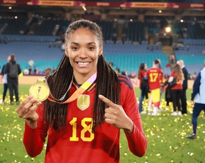 Tuyển nữ Tây Ban Nha nhận cúp vàng World Cup 2023 và 4,29 triệu USD thưởng