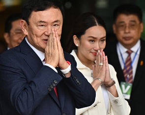 Ông Thaksin về đến Thái Lan, bị cảnh sát áp giải đến tòa án