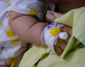 Trẻ 7 ngày tuổi tràn dịch màng phổi do sốt xuất huyết, nhiều ổ dịch dai dẳng ở Hà Nội