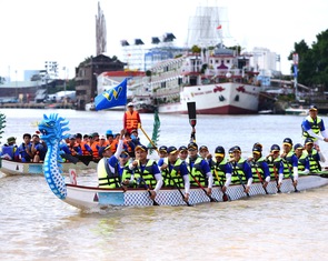 Lễ hội Sông nước: Đua thuyền, lướt ván khuấy động sông Sài Gòn