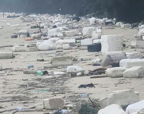 Bãi biển Cô Tô phủ đầy phao xốp