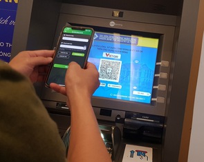 Khỏi cần thẻ, từ nay có thể quét mã QR rút tiền trong ATM