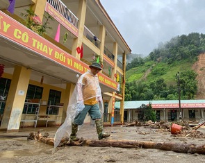 Trường học ngổn ngang, ngập bùn đất sau lũ quét
