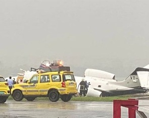 Máy bay tư nhân Ấn Độ trượt khỏi đường băng, gãy làm hai