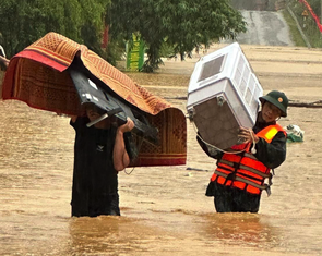 Cập nhật mưa lũ miền Trung: Nước lụt chia cắt nhiều nơi, hàng ngàn học sinh nghỉ học