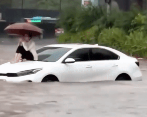 Câu chuyện của nữ tài xế ngồi trên nóc ô tô chờ cứu hộ khi đường ngập