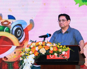 Thủ tướng Phạm Minh Chính đón Trung thu cùng bệnh nhi