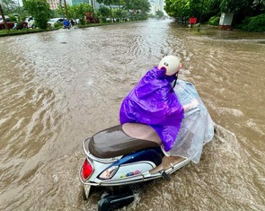 Làm gì để kết thúc 'điệp khúc' cứ mưa là ngập sâu tại Hà Nội?