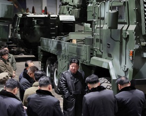 Ông Kim Jong Un thị sát các nhà máy sản xuất vũ khí lớn của Triều Tiên