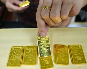Giá vàng quay đầu giảm mạnh, ‘nóng’ giá USD thị trường tự do
