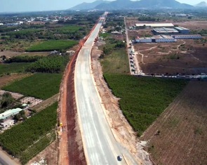 Cao tốc Biên Hòa - Vũng Tàu: Nửa sắp thành đường, nửa còn cây xanh