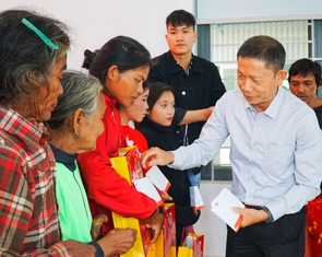 Báo Tuổi Trẻ và Quỹ Thiện Tâm tặng 550 phần quà Tết cho người nghèo khó Khánh Hòa
