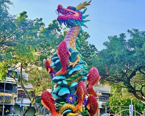 Nhiều người thích thú với tạo hình cá chép hóa rồng ở Nha Trang