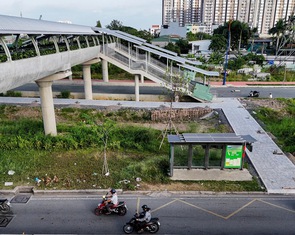 Người dân đi bộ vào các ga metro số 1 sao cho an toàn?