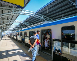 Nhiều người ở TP.HCM bắt đầu đi làm, đi học bằng metro