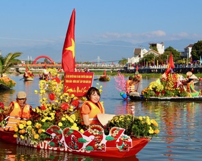 Chen kín hai bên bờ sông Dinh xem hội thuyền hoa