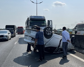 Va chạm xe tải, ô tô 5 chỗ phơi bụng trên cao tốc TP.HCM - Trung Lương