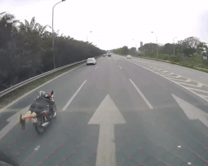 Tài xế nằm trên yên xe máy, tạt đầu ô tô ở đại lộ Thăng Long đã khai gì?
