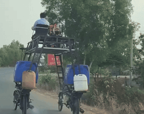 Video: Ghép 2 xe máy thành xe như công nông, chạy chở đồ trên phố
