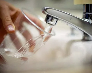 Nghiên cứu mới phát hiện cách đơn giản để loại bỏ vi nhựa trong nước uống