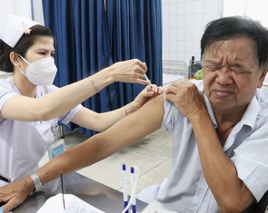 Hàng ngàn người đến Bệnh viện Bệnh nhiệt đới tiêm ngừa bệnh dại sau Tết