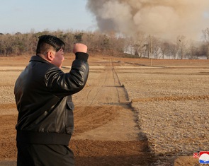 Ông Kim Jong Un giám sát tập trận pháo binh, khen tài thiện xạ của binh sĩ