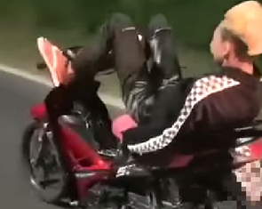 Xử phạt thanh niên 16 tuổi lái xe máy bằng chân