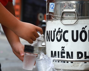 Thành phố dễ thương - Kỳ 3: Những bình nước mát miễn phí bên đường