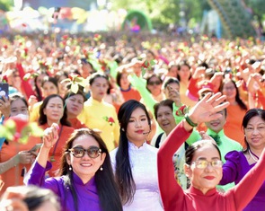 Hơn 5.000 người đồng diễn áo dài trên phố đi bộ Nguyễn Huệ