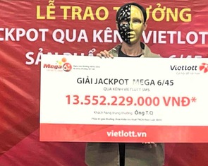 Đúng ngày 8-3, đưa vợ đi cùng nhận giải Jackpot hơn 13,5 tỉ đồng
