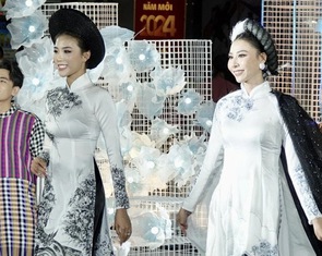 Lộng lẫy 20 bộ sưu tập áo dài trên phố đi bộ Nguyễn Huệ đêm qua