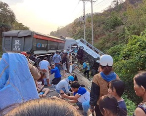 Xe khách đấu đầu xe đầu kéo tại Kon Tum: 1 người chết, nhiều người bị thương