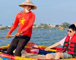 Tin tức giải trí 14-4: Lâm Chí Dĩnh ở Việt Nam cả tuần, khoe ảnh đi thuyền thúng