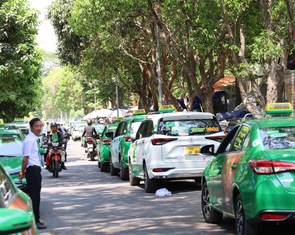 Xe taxi đậu kín đường xung quanh sân bay Tân Sơn Nhất