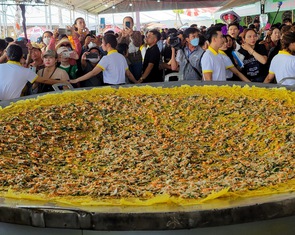 Người dân đổ về Lễ hội bánh dân gian Nam Bộ, ăn bánh xèo 'siêu to khổng lồ' miễn phí
