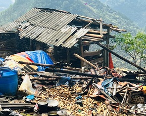 Mưa lớn kèm gió lốc gây sập nhà ở Hà Giang, một cháu bé tử vong