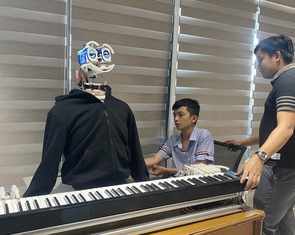 Sinh viên Đại học Kinh tế TP.HCM chế tạo robot chơi đàn piano