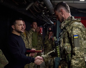 Ukraine buộc nam giới trong tuổi đi lính về nước làm 'nghĩa vụ với Tổ quốc'