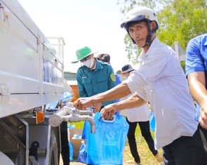 TP.HCM tặng nước ngọt hỗ trợ người dân bị ảnh hưởng bởi hạn mặn
