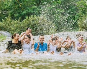 Nắng nóng đỉnh điểm, người dân Nghệ An đổ ra sông, suối