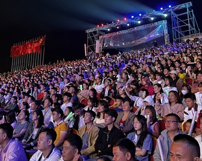 Dù tin giả về Đà Lạt lan truyền, quảng trường Lâm Viên vẫn kín người dự sự kiện