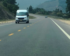 Cao tốc La Sơn - Hòa Liên không còn tấp nập xe có thể do mặt đường quá nóng